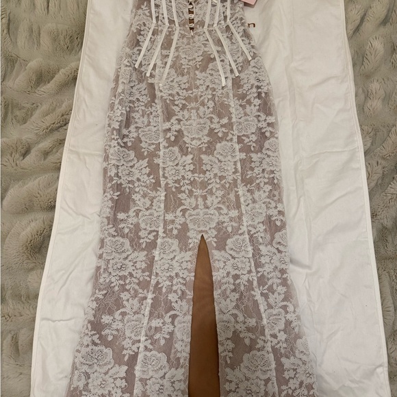 V. Chapman Capulet Dress in White Chantilly Lace - Picture 2 of 6